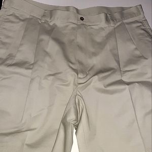 Men's Jos A Bank Beige Shorts. Size 44 NWT